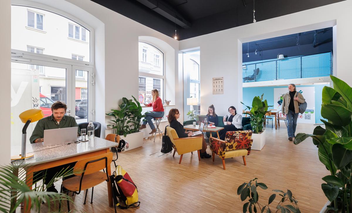 Der Coworking-Bereich ist gut gefüllt mit Menschen, die intensiv arbeiten